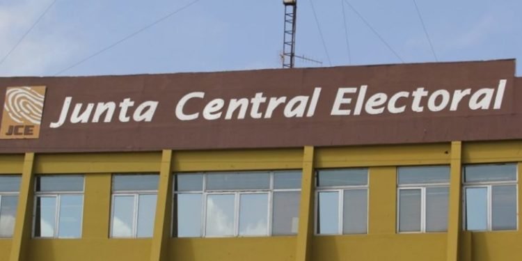 Obispos, comunicadores y activistas piden a JCE proclamar voto en exterior