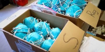 Arrestan farmacéutico y comerciante por vender mascarillas a sobreprecio