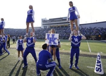 Desnudez pública y abuso de alcohol lleva a la Universidad de Kentucky a despedir al personal de entrenadores de porristas