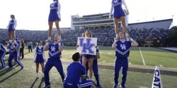 Desnudez pública y abuso de alcohol lleva a la Universidad de Kentucky a despedir al personal de entrenadores de porristas
