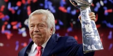 Propietario de los Patriots pone a subasta su anillo de Super Bowl