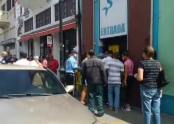 Comercio abre más del 85% en Santiago