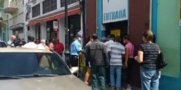 Comercio abre más del 85% en Santiago