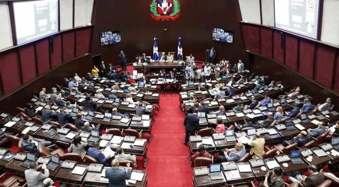 Someten proyecto de ley que crea seguro de desempleo y suspensión laboral