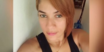 Asesinan mujer de un tiro en la cabeza en San Francisco de Macorís desde un vehículo en marcha