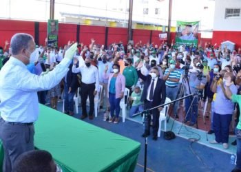 Leonel Fernández promete construir obras y llevar Metro a Los Alcarrizos