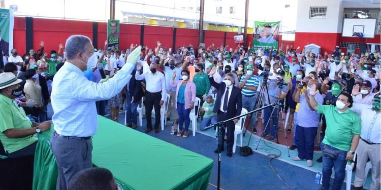 Leonel Fernández promete construir obras y llevar Metro a Los Alcarrizos