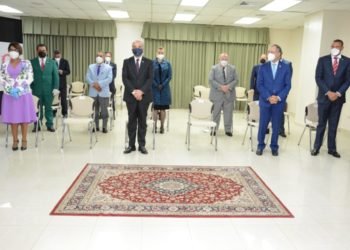 Senadores reciben reconocimiento  de FOMUDEVI por su defensa a la vida.