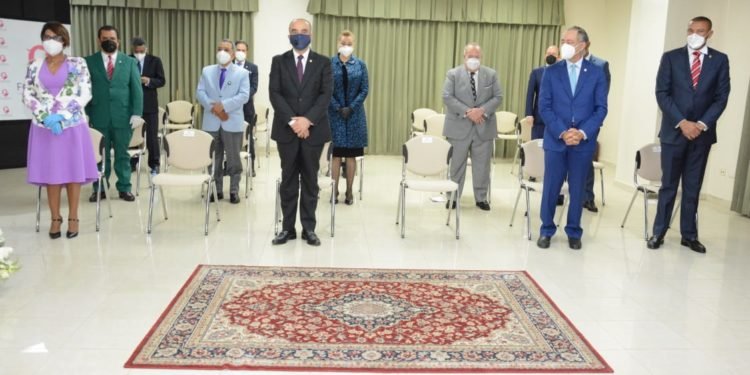 Senadores reciben reconocimiento de FOMUDEVI por su defensa a la vida.