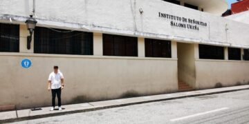 Movimiento de jóvenes Hazlo x Ti  dona huellas de distanciamiento para centros de votación