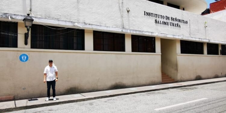 Movimiento de jóvenes Hazlo x Ti dona huellas de distanciamiento para centros de votación