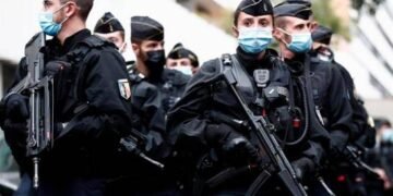 Hombre ataca con arma blanca cerca de la antigua sede de «Charlie Hebdo» en París