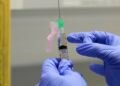 Estados Unidos presenta plan sobre vacunas gratis contra el coronavirus