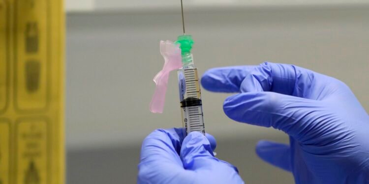 Estados Unidos presenta plan sobre vacunas gratis contra el coronavirus