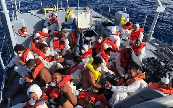 Armada detiene 104 personas, frustra 21 viajes ilegales e intercepta barcos