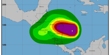 Huracán Iota golpea a Centroamérica esta noche; hay evacuaciones masivas