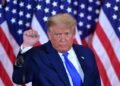 Trump deja la Casa Blanca y llega a su club de golf en Virginia en su primera salida desde las elecciones