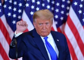 Trump deja la Casa Blanca y llega a su club de golf en Virginia en su primera salida desde las elecciones