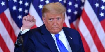 Trump deja la Casa Blanca y llega a su club de golf en Virginia en su primera salida desde las elecciones
