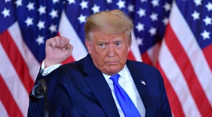 Trump deja la Casa Blanca y llega a su club de golf en Virginia en su primera salida desde las elecciones
