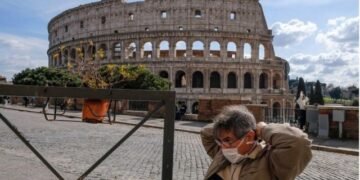 Italia empieza la semana del cierre navideño con limitaciones entre regiones