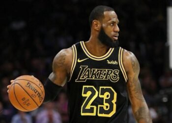 LeBron James amplía su contrato con los Lakers