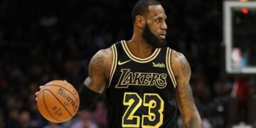 LeBron James amplía su contrato con los Lakers