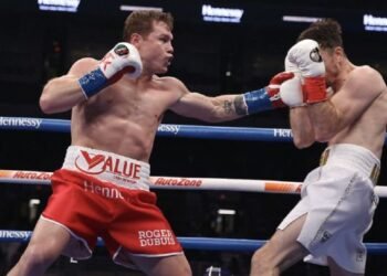 ‘Canelo’ domina a Smith y captura cetros de los supermedianos