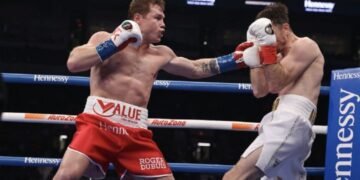 ‘Canelo’ domina a Smith y captura cetros de los supermedianos