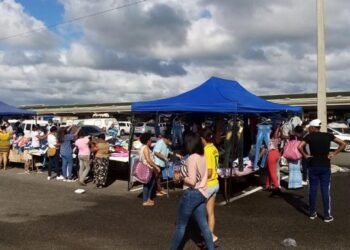 Comerciantes del Merca dicen vendedores de La Pulga hacen desorden en el mercado; exigen los muevan a otro lugar