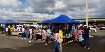 Comerciantes del Merca dicen vendedores de La Pulga hacen desorden en el mercado; exigen los muevan a otro lugar