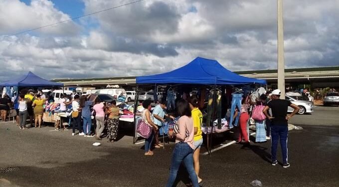 Comerciantes del Merca dicen vendedores de La Pulga hacen desorden en el mercado; exigen los muevan a otro lugar
