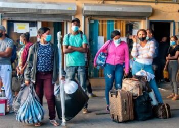 El cambio de horario del toque de queda no detuvo los planes de los viajeros que van al interior