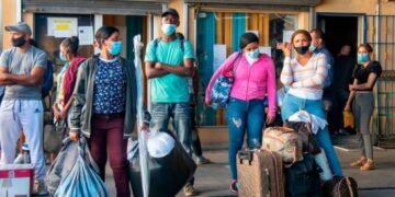 El cambio de horario del toque de queda no detuvo los planes de los viajeros que van al interior