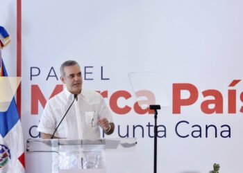 Presidente Abinader reitera “no desampararé al sector turístico”