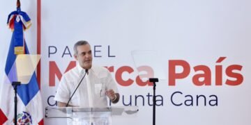 Presidente Abinader reitera “no desampararé al sector turístico”