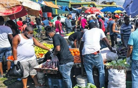 Mercado de la Duarte vuelve poco a poco al caos