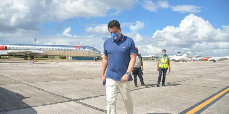 Ministro de Turismo visita AILA para supervisar cumplimiento de medias contra COVID-19