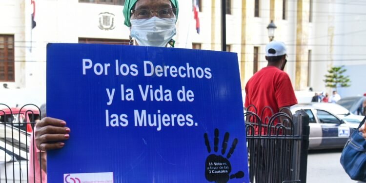 Abinader resurge debate del aborto al apoyar abiertamente las tres causales