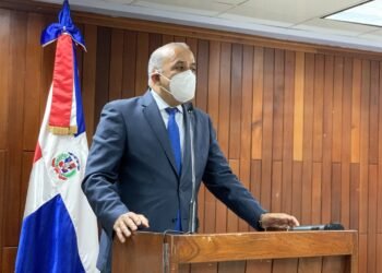Ministro de Salud: Un 17% de personas que circulan en plazas comerciales tiene COVID-19