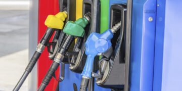 Suben precio de todos los combustibles; Gobierno lo atribuye a subida del petróleo