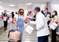 Director Departamento Aeroportuario recibe a dominicanos en el exterior a ritmo de merengue típico y mascarillas