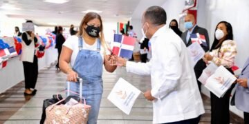 Director Departamento Aeroportuario recibe a dominicanos en el exterior a ritmo de merengue típico y mascarillas