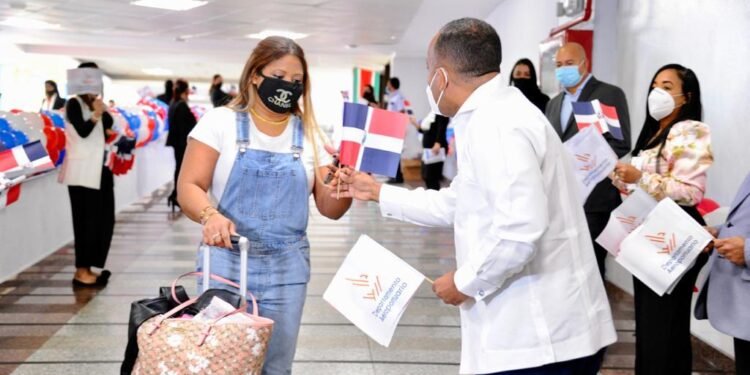 Director Departamento Aeroportuario recibe a dominicanos en el exterior a ritmo de merengue típico y mascarillas