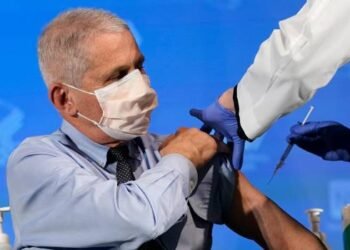 Inmunólgo estadounidense Anthony Fauci recibe vacuna contra COVID-19