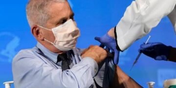 Inmunólgo estadounidense Anthony Fauci recibe vacuna contra COVID-19