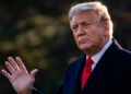 Trump firma paquete de ayuda por pandemia