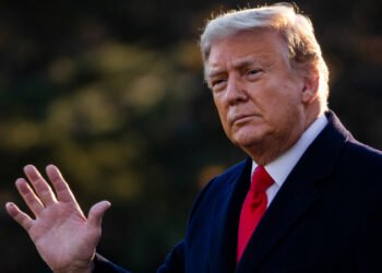 Trump firma paquete de ayuda por pandemia