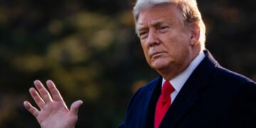 Trump firma paquete de ayuda por pandemia