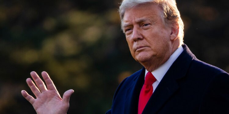 Trump firma paquete de ayuda por pandemia